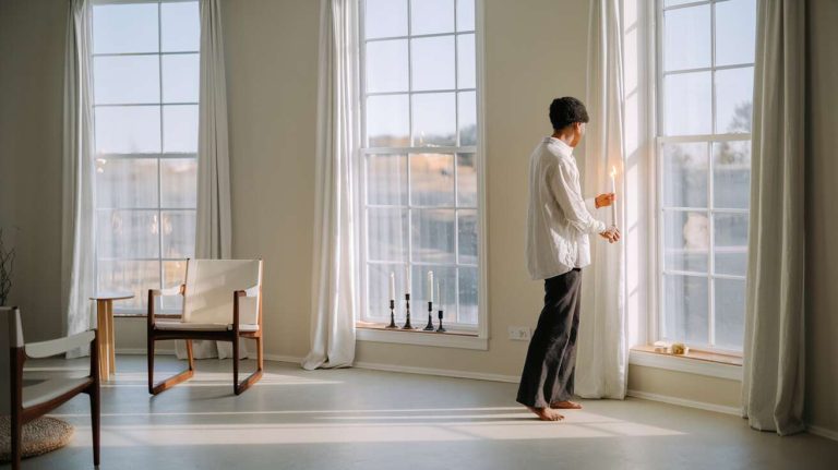 Comment vérifier l&rsquo;étanchéité de vos fenêtres soi-même : le test simple qui peut vous faire économiser gros