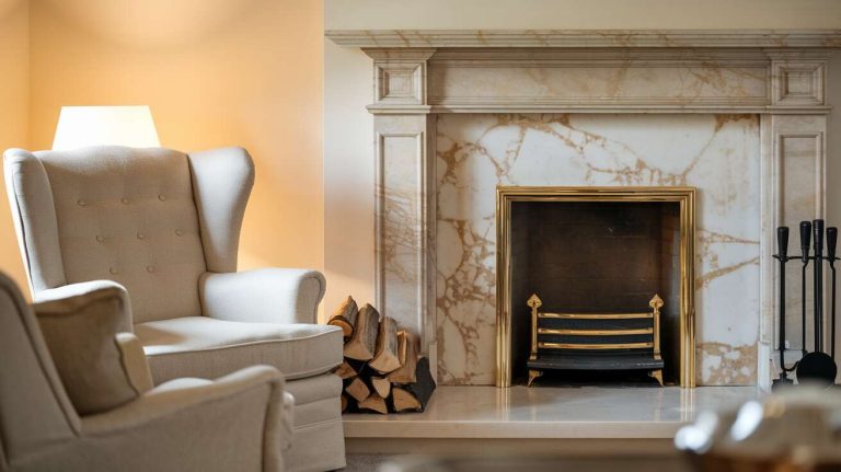 Comment nettoyer et entretenir une cheminée en marbre pour qu&rsquo;elle retrouve tout son éclat