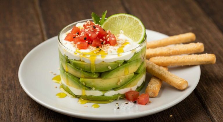 Verrine végétarienne à l'avocat : recette savoureuse