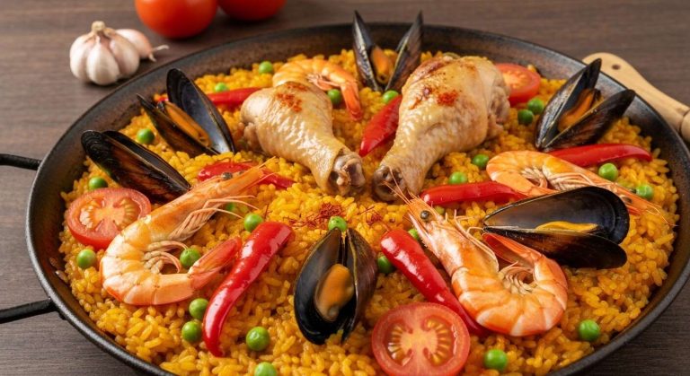 Paella aux pilons de poulet et fruits de mer : recette savoureuse